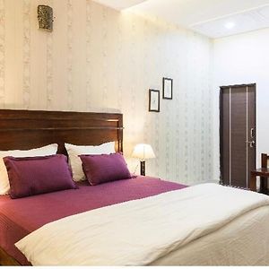 Deluxe Queen Suite